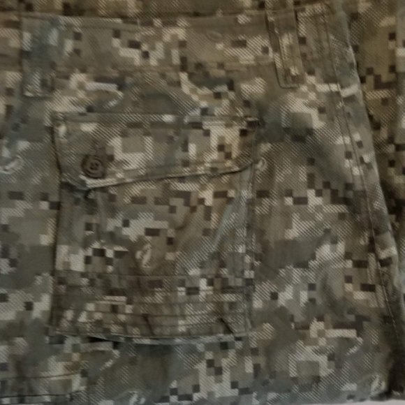 Ecko Men's Digital Camo Cargo Shorts - 42W - New - Picture 3 of 3